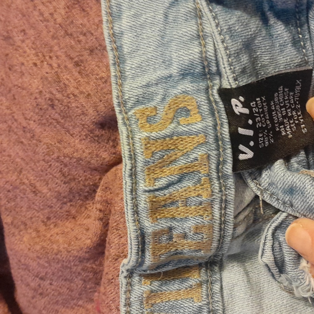 Women's Ripped Jeans - Picture 3 of 3